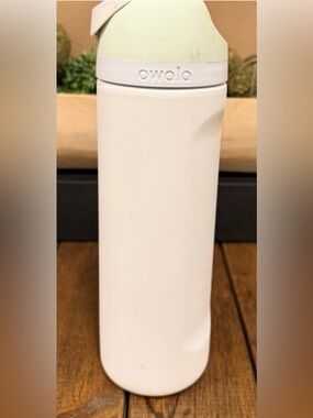 Owala FreeSip 24oz Shy Marshmallow Water Bottle
